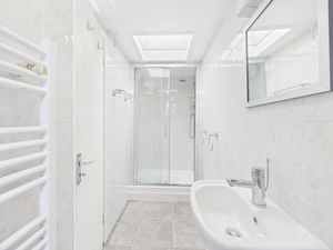 Downstairs shower - click for photo gallery